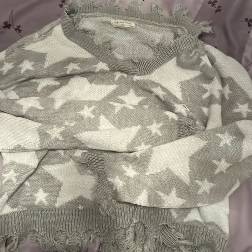 Full Circle Trends Distressed Gray Sweater with White Stars | Size XL Girls
